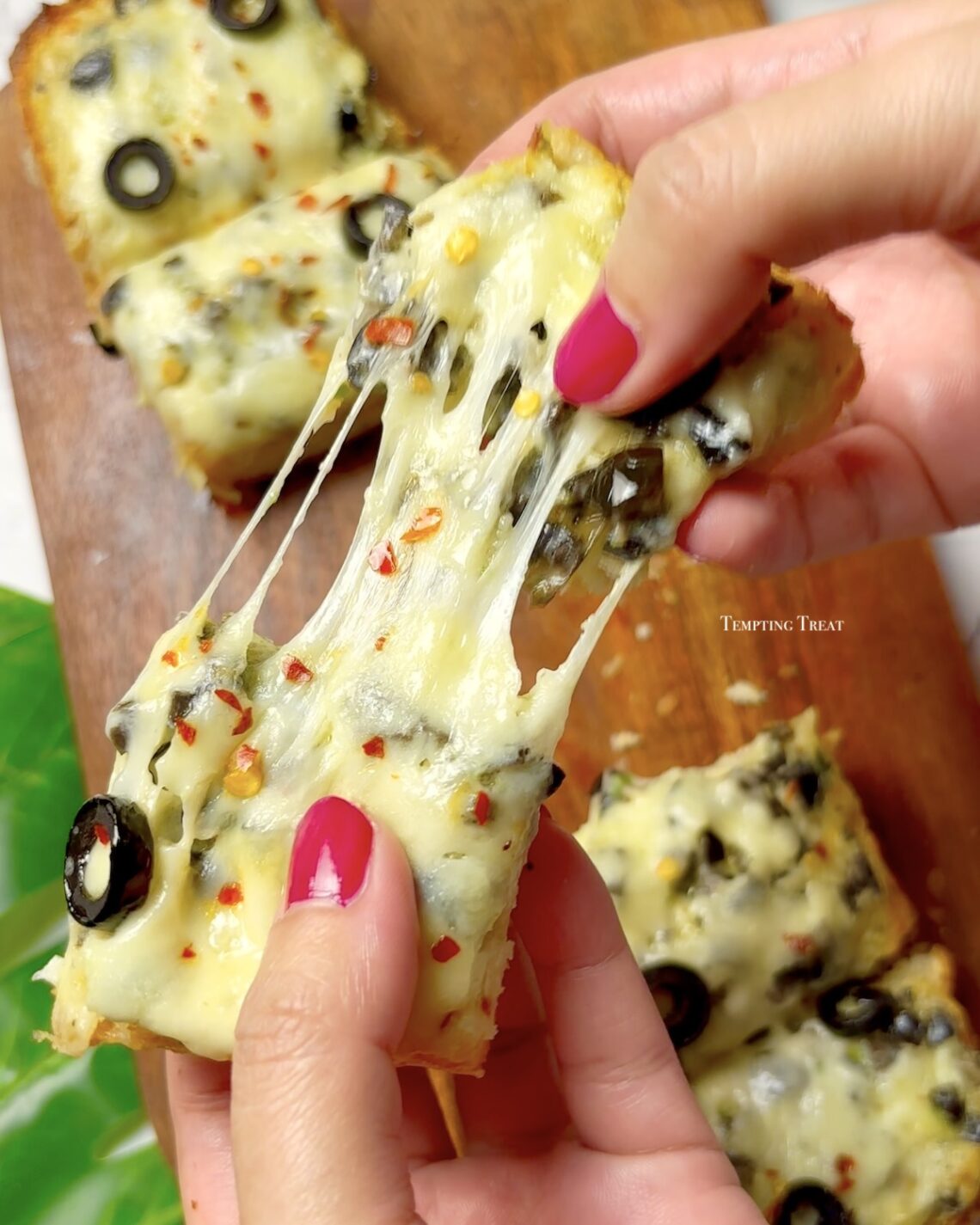 Cheesy Olive Garlic Bread Recipe pic